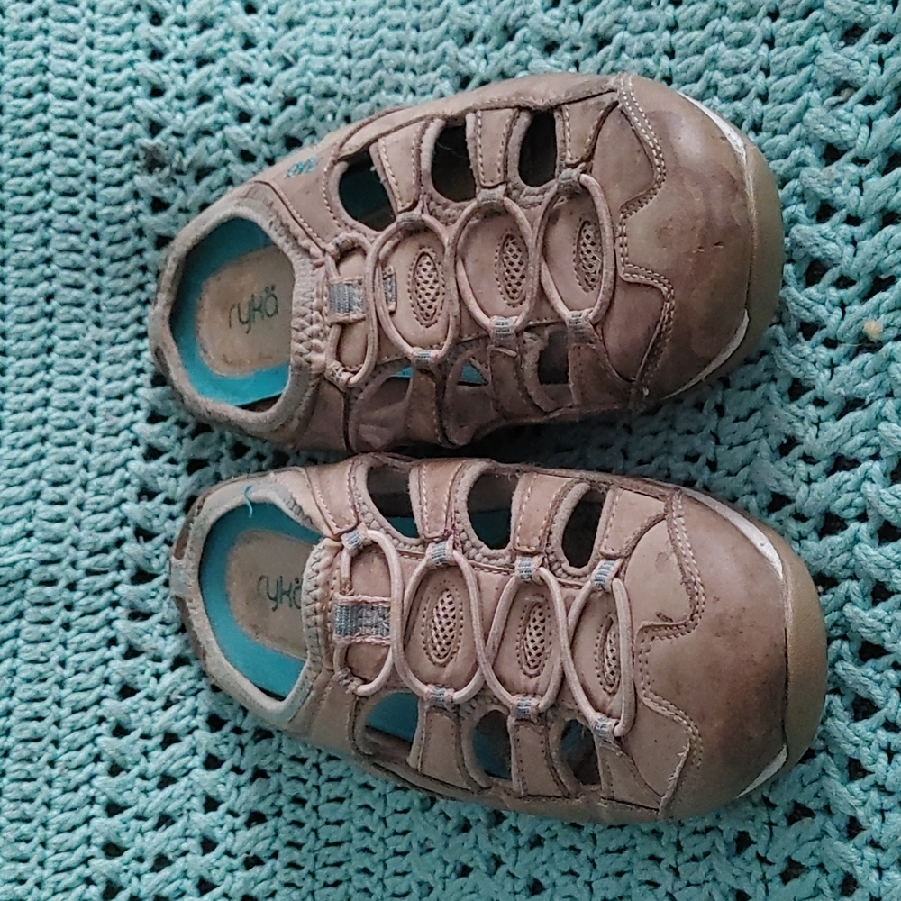 9.5W womens Ryka fisherman mule sandals tans